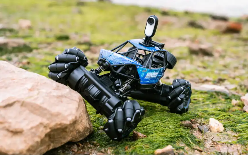 Insta360 GO2 (64 GB) in blue jeep